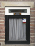 908462 Afbeelding van een liggende metalen brievenbus, boven een klein raam in het souterrain van het pand Zuilenstraat ...